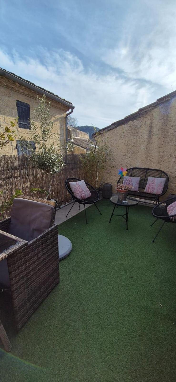 Proche D'Uzes La Terrasse Du Soleil Levant Collias 外观 照片