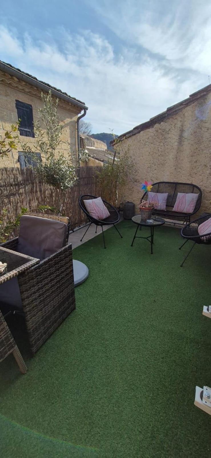Proche D'Uzes La Terrasse Du Soleil Levant Collias 外观 照片